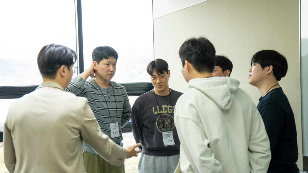 팀빌딩 강사 메모리 이벤트 김대현 디렉터와 함께 보드게임 전략협동레이스의 룰과 미션에 대해 소통하고 있는 임직원들의 모습