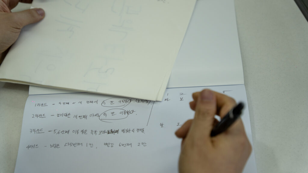 내향적인 직원도 부담 없이 참여할 수 있는 이색 실내 팀빌딩 '전략협동레이스'의 퀄리티 높은 보드게임판과 베팅 칩 교구 세팅