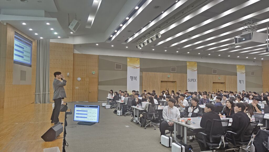 SK하이닉스 신입사원 OJT 조직활성화 워크샵에서 오프닝 멘트를 진행 중인 메모리 이벤트 김대현 디렉터와 교육에 집중하는 신입사원들