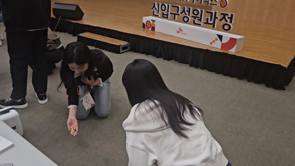 팀빌딩 미션인 공기놀이에 집중하며 팀원들과 함께 즐거운 소통의 시간을 보내는 조직활성화 워크샵 현장